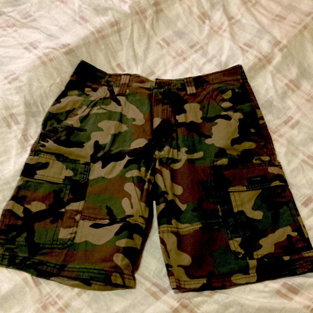Wrangler relaxed fit woodland camo, cargo shorts.! New never worn